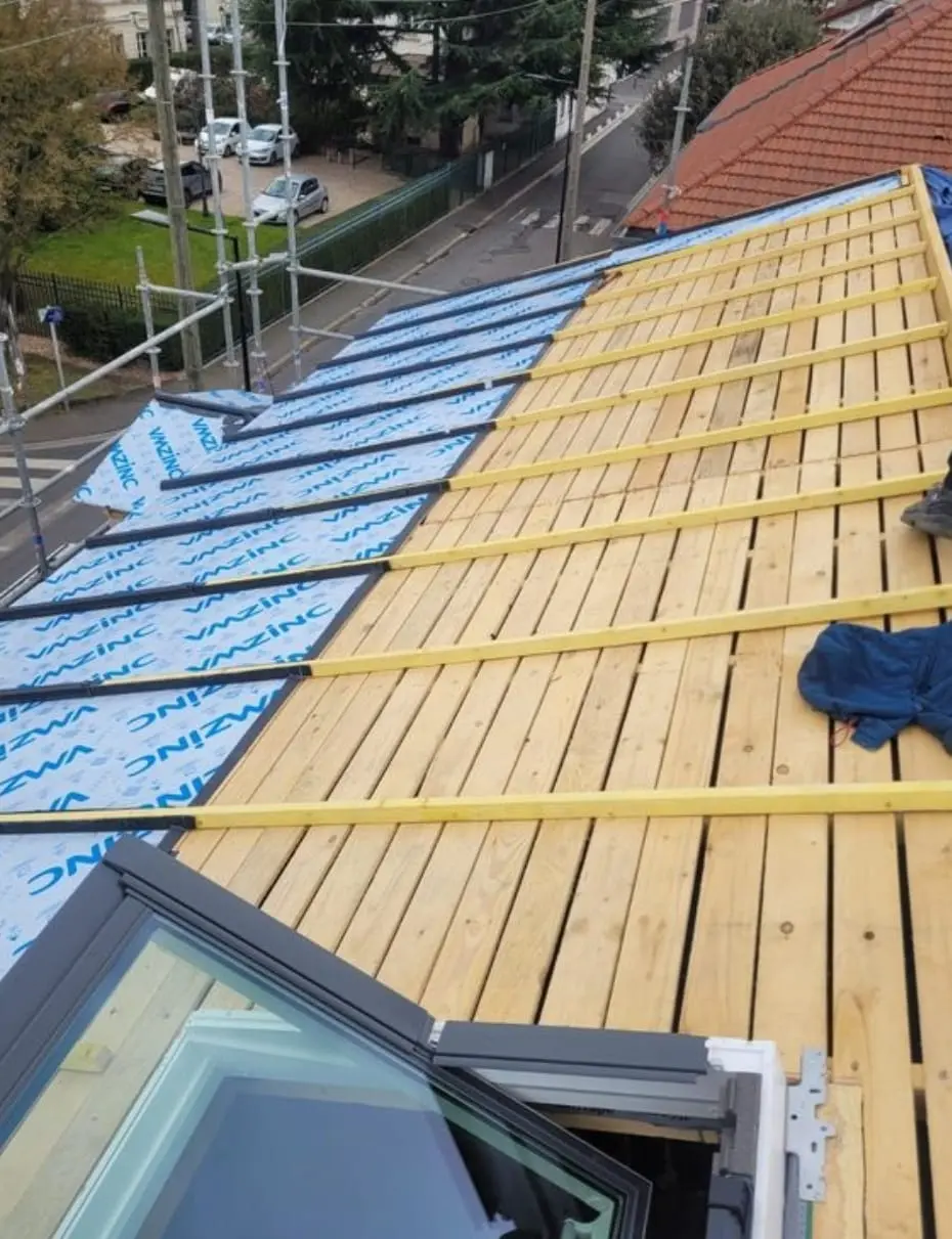 Travaux de charpente sur chantier à Viarmes