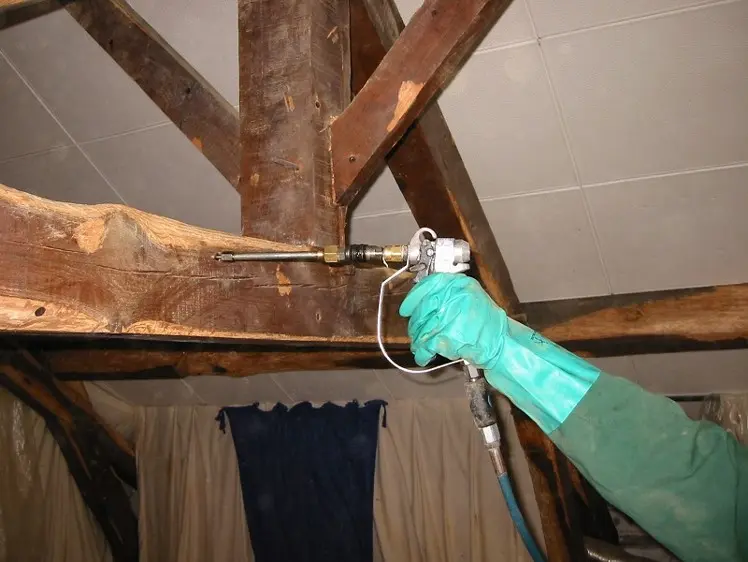 traitement de charpente avec la pulvérisation injection